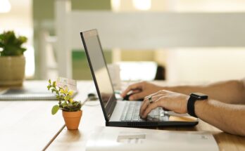 Beginner guide explaining online work systems and simple digital