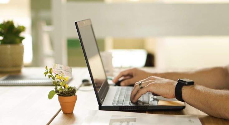 Beginner guide explaining online work systems and simple digital