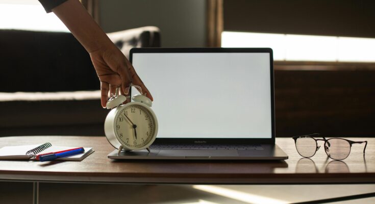 Futuristic time management system for online workers with digital productivity tools